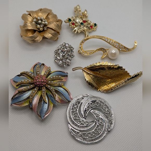 Jewelry - ✨ Stunning Vintage Brooch Collection – Timeless Elegance ✨